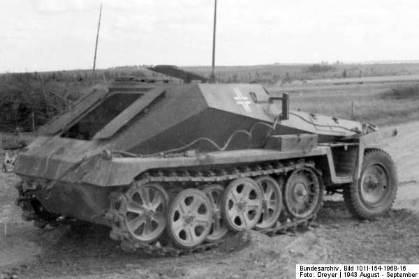 Bundesarchiv_Bild_101I-154-1968-16,_Russland,_Schützenpanzer_im_Gelände
