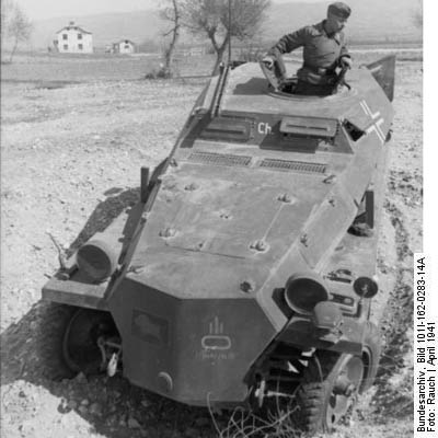 Bundesarchiv_Bild_101I-162-0283-14A,_Bulgarien,_Schützenpanzer_im_Gelände