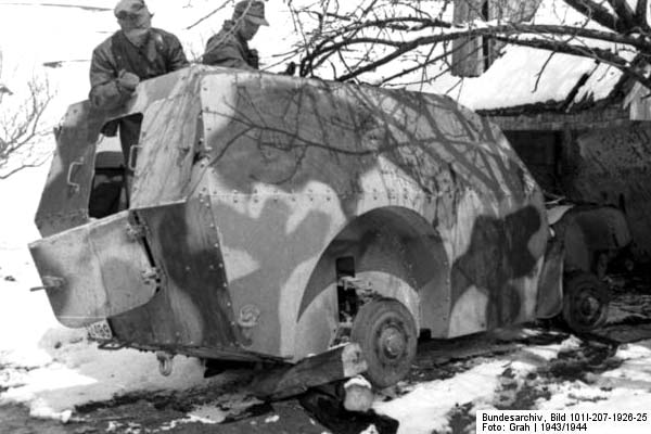 Bundesarchiv_Bild_101I-207-1926-25,_Jugoslawien,_Zerlegen_eines_Panzerwagens