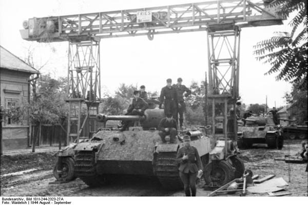 Bundesarchiv_Bild_101I-244-2323-27A,_Ostfront-Süd,_Reparatur_von_Panzer_V_(Panther)