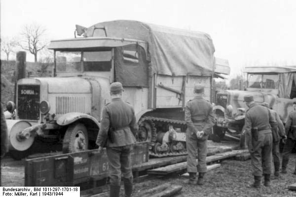 Bundesarchiv_Bild_101I-297-1701-18,_Nachschub_per_Eisenbahn,_Somua-LKW