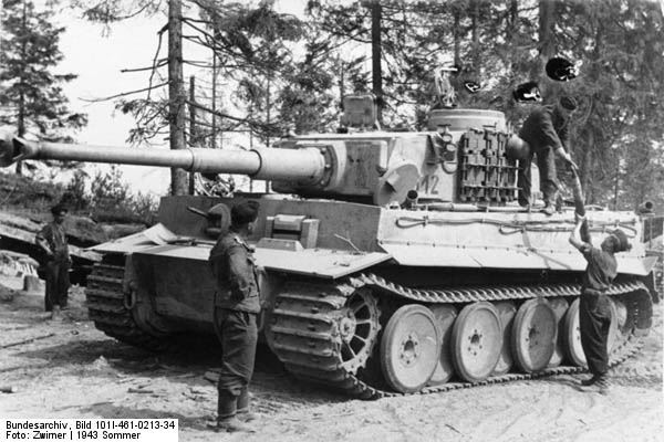 Bundesarchiv_Bild_101I-461-0213-34,_Russland,_Panzer_VI_(Tiger_I)_wird_aufmunitioniert